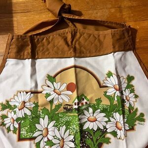 Vintage 70s Floral Daisies Apron in Brown and White B&D Cottagecore